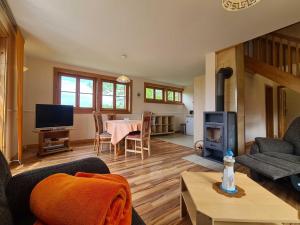 Μια τηλεόραση ή/και κέντρο ψυχαγωγίας στο H12 Holz-Ferienhaus Haffblick Russow nahe Ostseebad Rerik