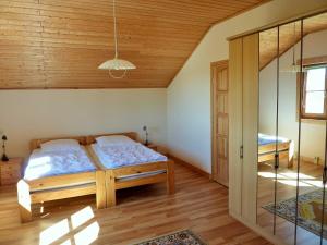 Ένα ή περισσότερα κρεβάτια σε δωμάτιο στο H12 Holz-Ferienhaus Haffblick Russow nahe Ostseebad Rerik