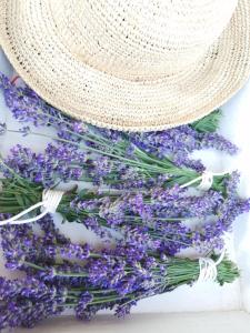 a bunch of lavender next to a hat at Blütenstöckl in Frutten