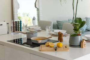 Køkken eller tekøkken på Villa Mila in Bangpor Beach + 24 billeder