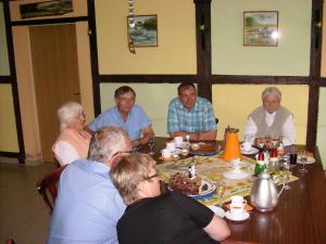 a group of people sitting around a table at Landurlaub nahe Ostseebad Rerik in Biendorf