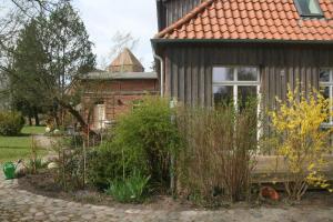 a garden in front of a house at Landhaus Alte Schule nahe Ostseebad Rerik XL in Alt Bukow