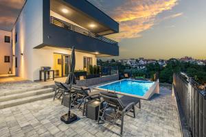 Hồ bơi trong/gần Villa Belica +10 ảnh