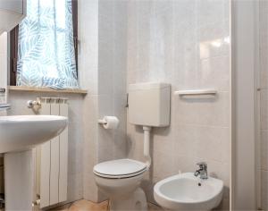a small bathroom with a toilet and a sink at Agriturismo Brancalino in Magliano in Toscana