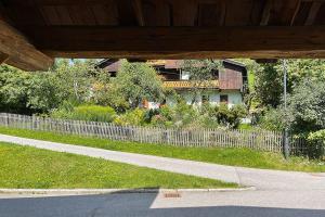 widok na dziedziniec z ogrodzeniem w obiekcie Residence Schneiderhof w mieście San Candido +16 zdjęć