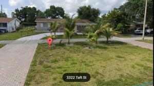 a yard with palm trees in a house at Cozy apartment in quite zone in Hollywood