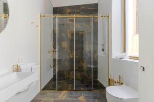 un bagno con doccia e WC di Dome Hotel a Marsala