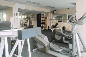 Fitness centrum a/nebo fitness zařízení v ubytování RedLiving Apartemen Mutiara - Star Rooms Tower A