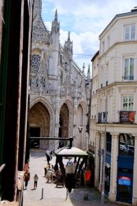 a group of people standing in front of a building at Rouen Saint Romain - Chez Solange in Rouen