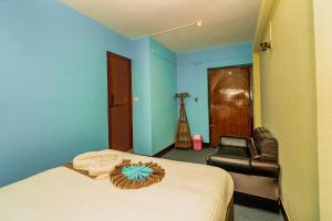 Rest Up Kathmandu Hostel tesisinde bir odada yatak veya yataklar