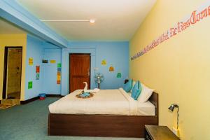 Rest Up Kathmandu Hostel tesisinde bir odada yatak veya yataklar