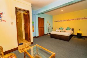 Rest Up Kathmandu Hostel tesisinde bir odada yatak veya yataklar