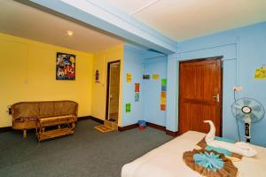 Rest Up Kathmandu Hostel tesisinde bir oturma alanı