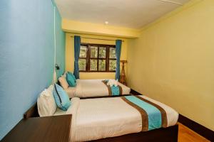 Rest Up Kathmandu Hostel tesisinde bir odada yatak veya yataklar