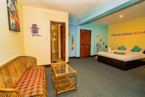 Rest Up Kathmandu Hostel tesisinde bir odada yatak veya yataklar
