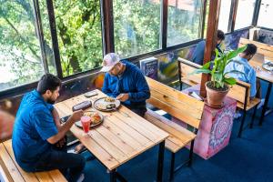 Rest Up Kathmandu Hostel tesisinde konaklayan konuklar