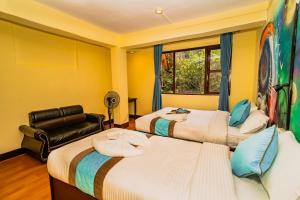 Rest Up Kathmandu Hostel tesisinde bir odada yatak veya yataklar
