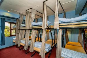 Rest Up Kathmandu Hostel tesisinde bir odada yatak veya yataklar