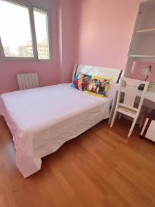 A bed or beds in a room at Alcobendas Cómodo y luminoso Un dormitorio Még 1 kép