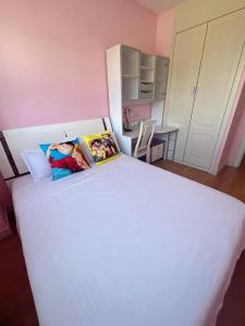A bed or beds in a room at Alcobendas Cómodo y luminoso Un dormitorio