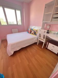 A bed or beds in a room at Alcobendas Cómodo y luminoso Un dormitorio