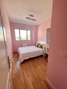 A bed or beds in a room at Alcobendas Cómodo y luminoso Un dormitorio