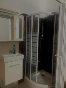 un bagno con doccia, lavandino e doccia di Penzión Sandrik a Hodruša