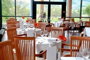 Un restaurante o sitio para comer en Trans World Hotel Donauwelle