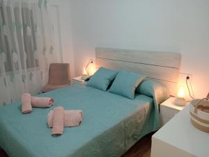 A bed or beds in a room at Amor, emoción y más, Auténtico apartamento céntrico climatizado,con wifi, cercano a la catedral y estaciones