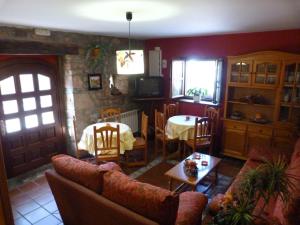 uma sala de estar com um sofá e uma mesa em Hotel Mestas em Arenas de Cabrales