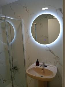 A bathroom at Amor, emoción y más, Auténtico apartamento céntrico climatizado,con wifi, cercano a la catedral y estaciones