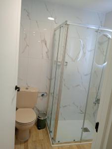 A bathroom at Amor, emoción y más, Auténtico apartamento céntrico climatizado,con wifi, cercano a la catedral y estaciones Még 24 kép
