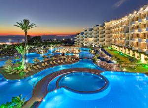 Bazén v ubytování Atrium Platinum Resort & Spa nebo v jeho okolí