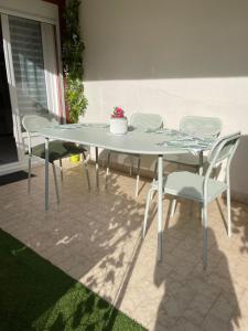 ein weißer Tisch und Stühle auf einer Terrasse in der Unterkunft La Bandolaise, studio 25m2 in Bandol