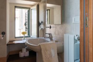 Bilik mandi di Charmante vakantiewoning 'Casa Di Tonno'
