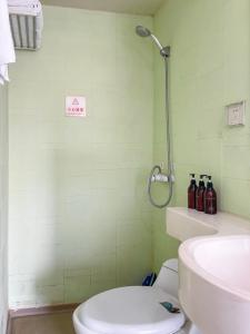青岛流影街里酒店(青岛站栈桥店)的一间浴室