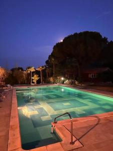 a large swimming pool at night at A l'ombre du chêne Piscine & Spa Gîtes Eden en Cévennes à Anduze Gard in Anduze
