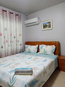 スバにあるTwo bedroom -King sized bedroom-Free parkingのベッドルーム1室(青と白の毛布付きのベッド1台付)