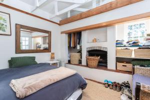 En eller flere senge i et værelse på Honey Bird Lodge