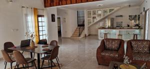 Posezení v ubytování Charmant appartement, Rdc atypique spacieux calme