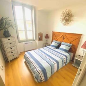 CarcassoneAppartement T2 avec vue château的带床、梳妆台和窗户的卧室