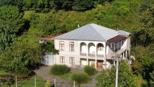 The building in which a vendégházakat is located