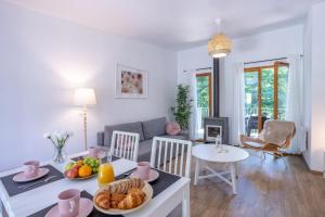 un salon avec une table avec de la nourriture dessus dans l'établissement Les Charmes C38 - Le Val Joly, à Eppe-Sauvage