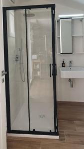 A window into the blue في كوارتو سانت إيلينا: دش زجاجي في حمام به حوض غسيل +16 صورة