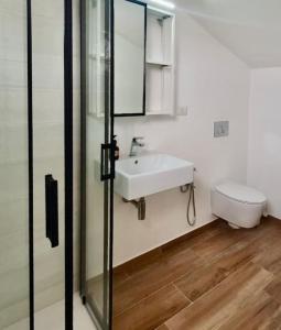 A window into the blue في كوارتو سانت إيلينا: حمام مع حوض ومرحاض