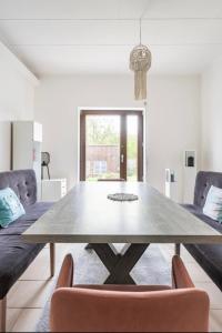 a dining room with a table and two chairs at Haus 6 Pers mit Garten 15 min zur Messe Düsseldorf in Krefeld