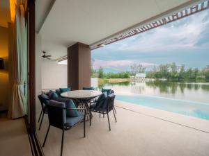Bazén v ubytování ANGSANA Oceanview Apartments with a privat pool in Laguna area nebo v jeho okolí