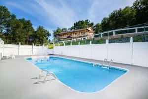 Bazén v ubytování Days Inn by Wyndham Wurtsboro nebo v jeho okolí