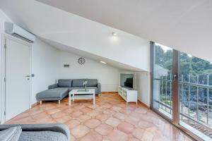 Гостиная зона в Cuvi Beach Apartments