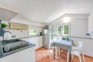 Кухня или мини-кухня в Cuvi Beach Apartments
